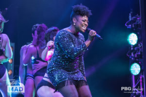 Bares 18 show pics gaz